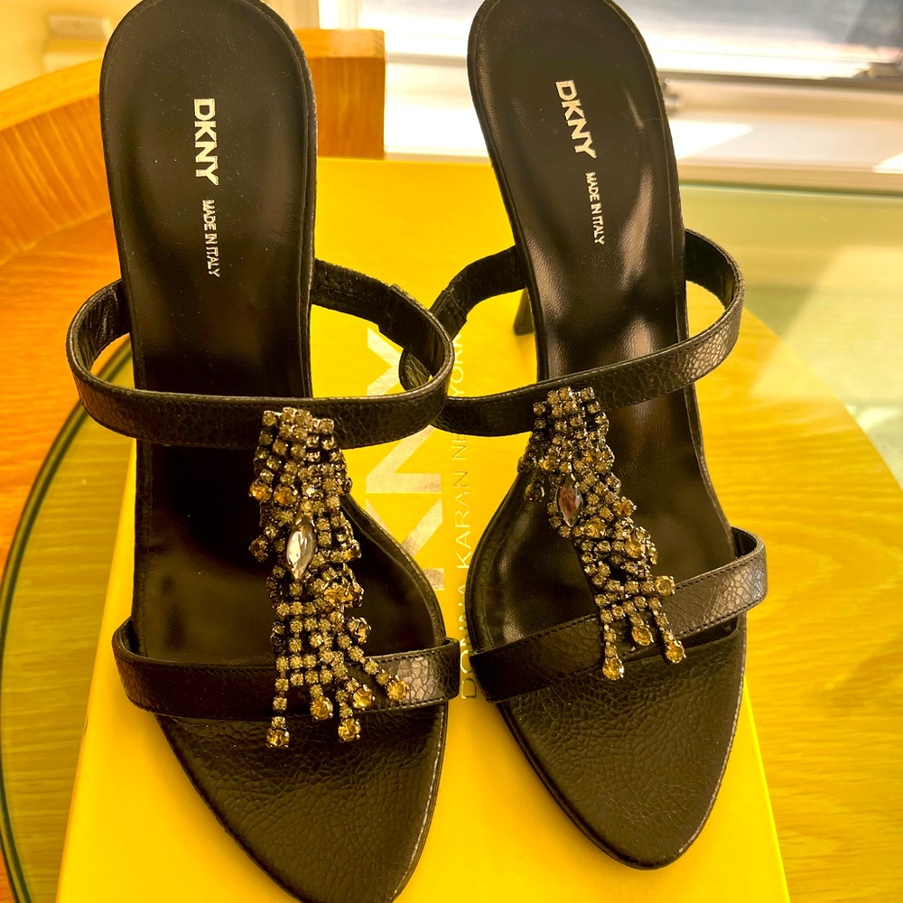 Gorgeous Donna Karan DKNY Italian Leather Mules 8.5M. New in box. Heels 4"